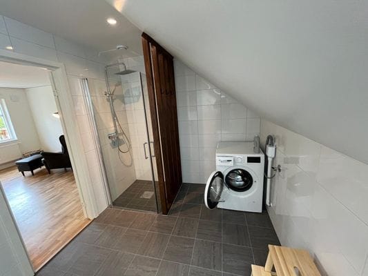 Badrum med tvättmaskin på övervåningen