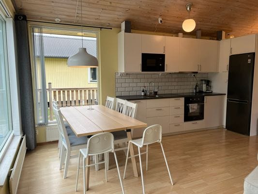 Fullt utrustat kök. Barnstol, Basutrustning för matlagning, Brödrost, Diskmaskin, Frys, Grillredskap, Kaffebryggare, Kylskåp, Mikrovågsugn, Porslin och bestick, Spis, Ugn, Vattenkokare, Vinglas, Kök, Matbord, Varmvatten,