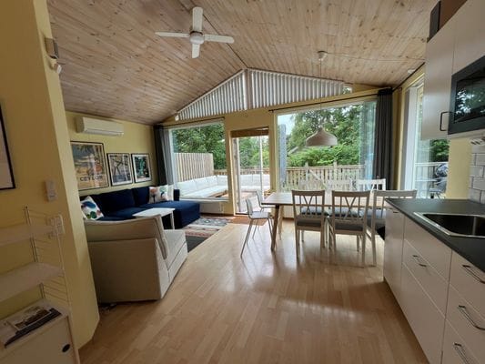 Soffa, Luftkonditionering, Takfläkt, TV, Värme, Ljudanläggning, Barnböcker och leksaker
