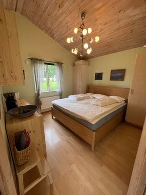 Sovrum 1 med dubbelsäng, mörkläggningsgardiner, garderober, extra kuddar och filtar