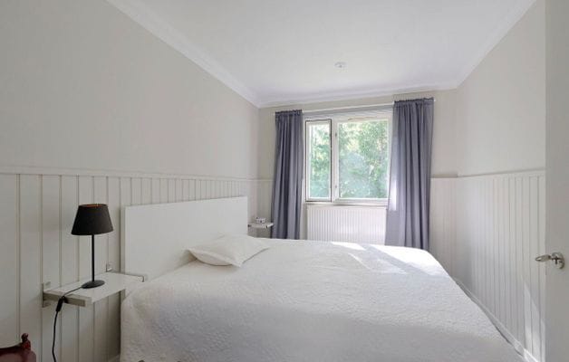 Sommaridyll på Adelsö: modern stuga nära Mälaren - Bild 18