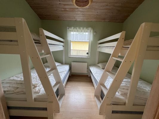 Sovrum 2 med två våningssängar (120 cm nere och 90 cm uppe), garderober, mörkläggningsgardiner