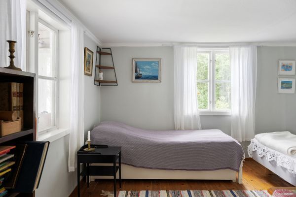 Avskild stuga vid sjön – off-grid med egen strand - Bild 11