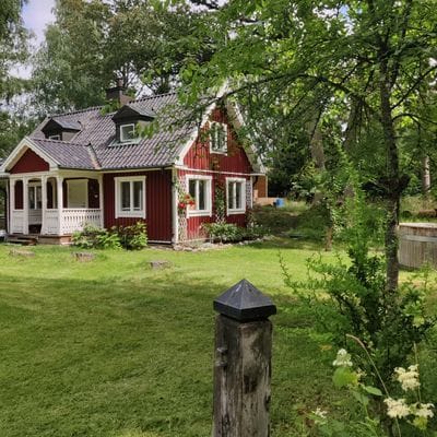Pittoreskt skärgårdsboende på underbar sommarö