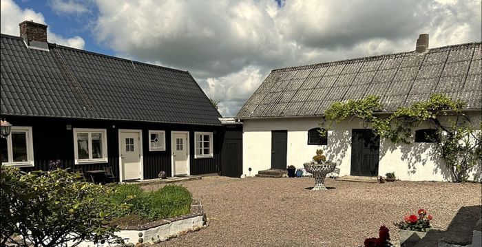 Gårdshus på hästgård i idyllisk miljö - Bild 2