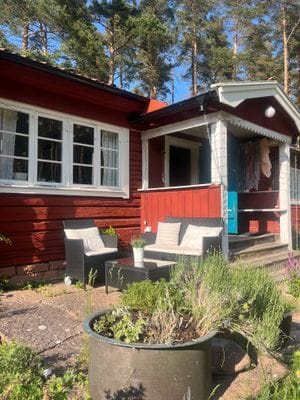 Charmigt sommarhus i Stora Rör – stor naturtomt - Bild 2