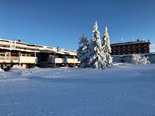 Etagelägenhet med balkong mot backarna/fjället - Bild 27
