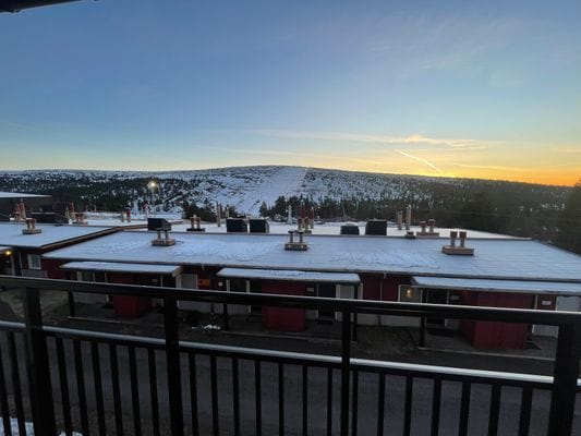 Etagelägenhet med balkong mot backarna/fjället - Bild 21