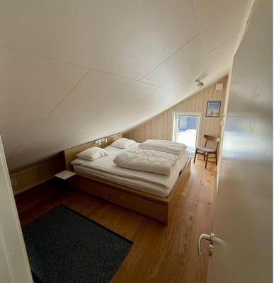 Dubbelsäng 180 cm resårbotten. Förvaring under sängen. Mörkläggningsgardin.