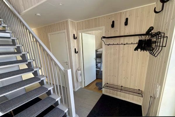 Rymlig hall med galgar och krokar för skidhjälmar