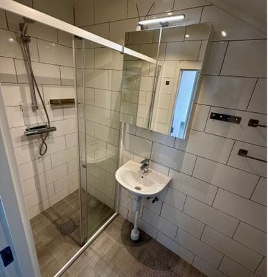 Övre badrum med WC.