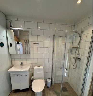 Badrum nedervåning - Tvättmaskin & Torktumlare att använda gratis.