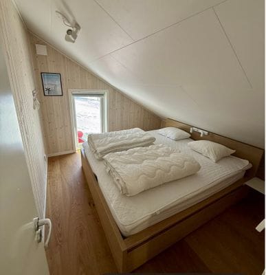 Dubbelsäng 180 cm med resårbotten. Förvaring under sängen. Mörkläggningsgardin.