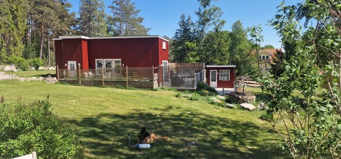 Modernt semesterhus med en mindre gäststuga.