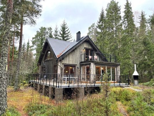 Fritidshus vid sjön med motorbåt i ett privat läge