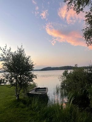 Mysig kvarnstuga intill sjö - Bild 16