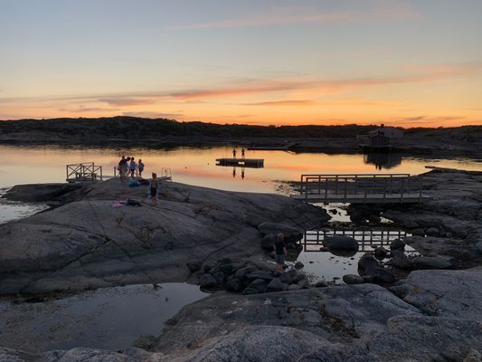 Fantastisk badplats med flera bryggor och perfekt krabbfiske, bara 5 min bort med cykel