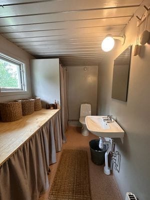 Badrum med toalett och dusch
