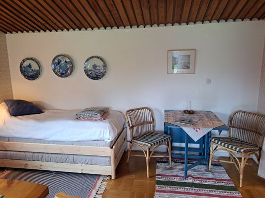 Säng och matplats i allrummet