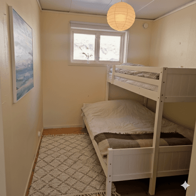 Sovrum 2. Våningssäng 140 cm undersäng, 90 cm översäng.