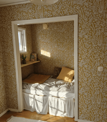 Sovrum 1- 105 säng. En spjälsäng finns att tillgå vid behov.