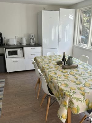 Modern och mysig stuga i skogen - Bild 5