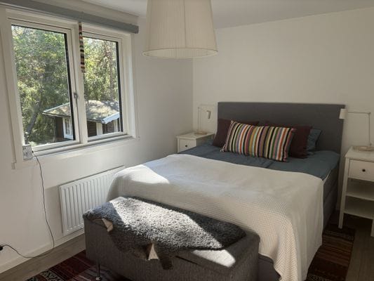 Modern och mysig stuga i skogen - Bild 6