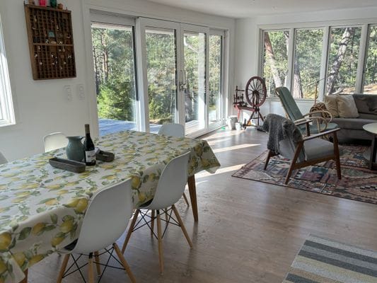 Modern och mysig stuga i skogen - Bild 4