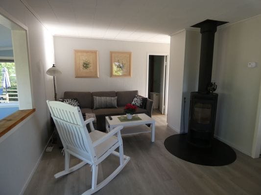 Nyrenoverad stuga i Saleboda med utsikt över sjön - Bild 8