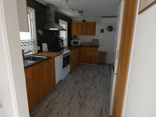 Nyrenoverad stuga i Saleboda med utsikt över sjön - Bild 13