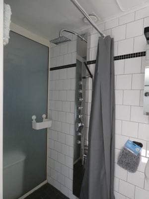 Nyrenoverad stuga i Saleboda med utsikt över sjön - Bild 19