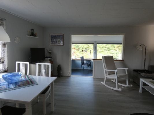 Nyrenoverad stuga i Saleboda med utsikt över sjön - Bild 9