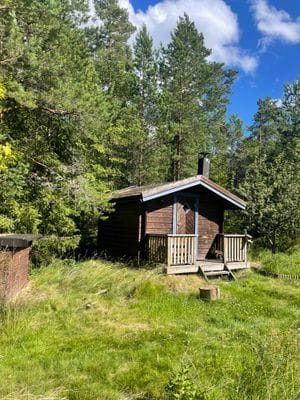 Vedeldad bastu med kvällssol