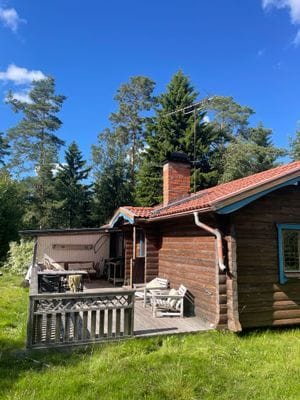 Uteplats på baksida med plats för middagar ute i solen och grill. Plats under skärmtak för den som föredrar skuggan