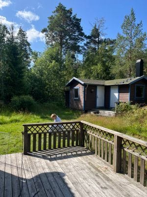 Gäststuga med tre bäddar, egen kamin och arbetsplats.