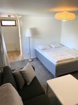 Separat sovrum i garage del - 160 cm säng, bäddsoffa 140 cm