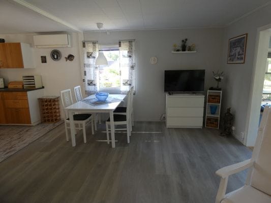 Nyrenoverad stuga i Saleboda med utsikt över sjön - Bild 11