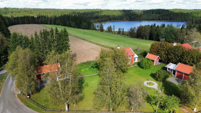 Charmig stuga i rofylld miljö i Kalvsås. - Bild 17