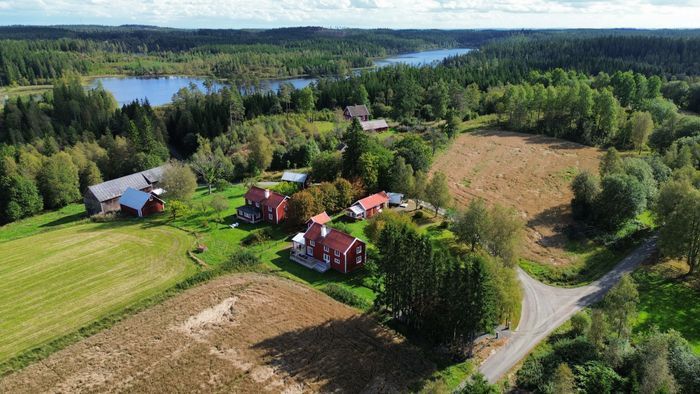 Charmig stuga i rofylld miljö i Kalvsås. - Bild 18
