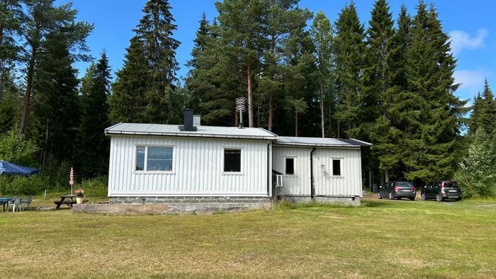 Mysig stuga nära skog och hav