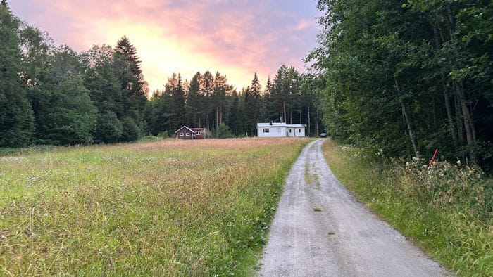 Mysig stuga nära skog och hav - Bild 2