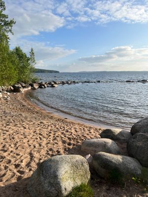 Sandstrand i Sannerud, 3-4 km bort.