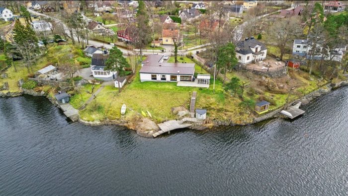 Vy över tomt och huset