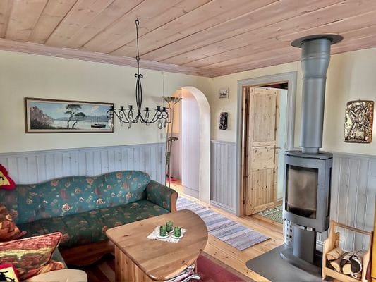Rejäl off‑grid timmerstuga vackert belägen vid sjö - Bild 7