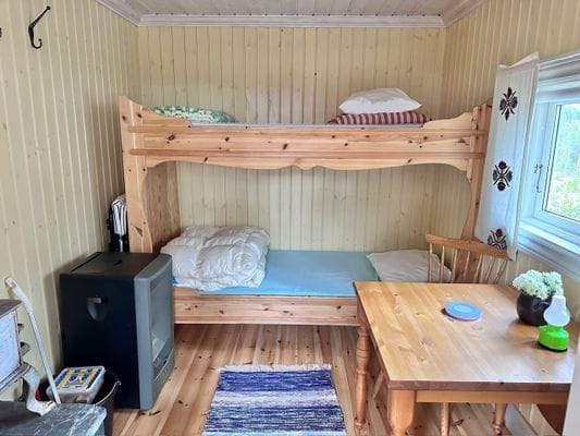 Rejäl off‑grid timmerstuga vackert belägen vid sjö - Bild 11