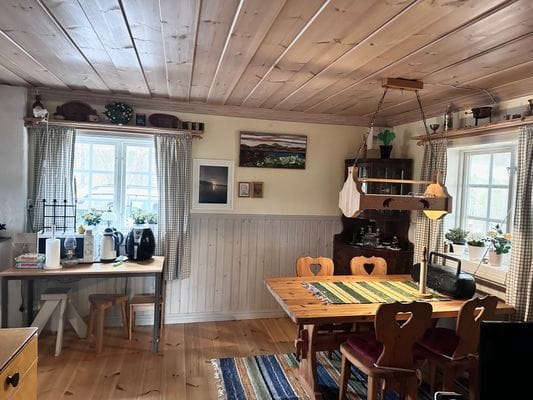 Rejäl off‑grid timmerstuga vackert belägen vid sjö - Bild 6
