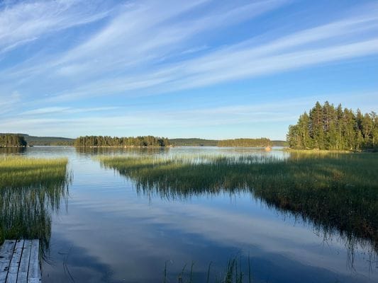Rejäl off‑grid timmerstuga vackert belägen vid sjö - Bild 18