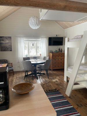 Storstuga, matplats med bord med inbyggd iläggsskiva. TV, Wi-fi ingår