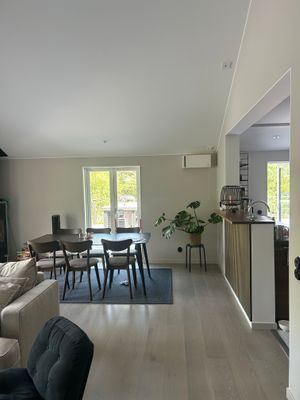 Vardagsrum med matbord för 6-8 personer.