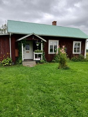 Mysig stuga i allmogestil, Sandnäset nära Luleälv.